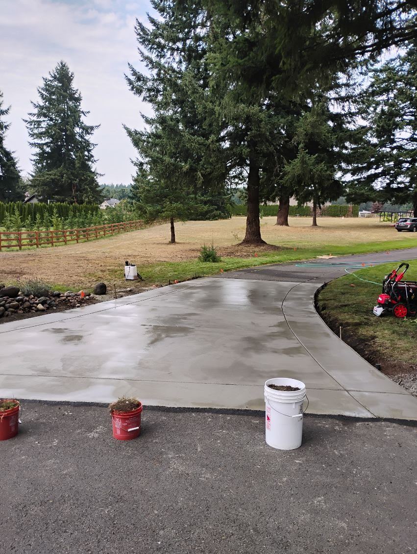 New curved concrete driveway apron
